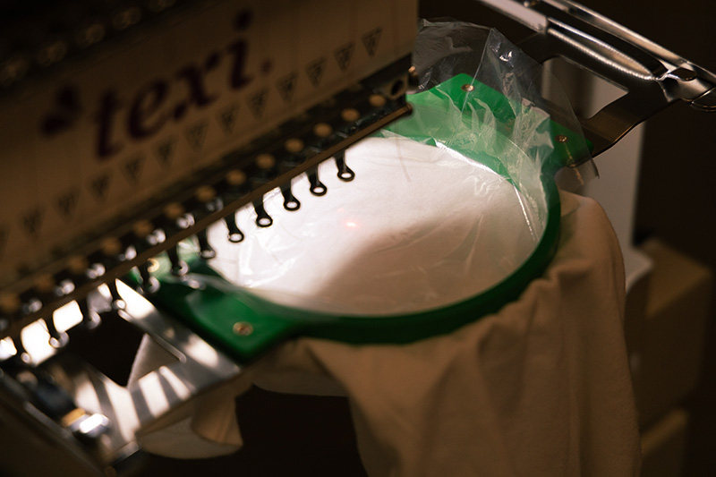 Haft komputerowy na odzieży firmowej